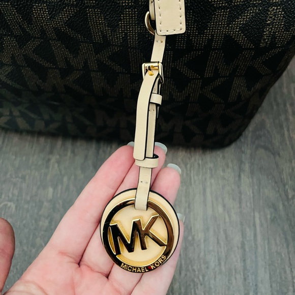 Michael Kors Jet Set Travel Tote in Signature Canvas - Picture 2 of 5